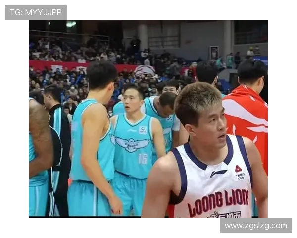 青岛男篮与广州男篮激战正酣谁能在这场对决中笑到最后